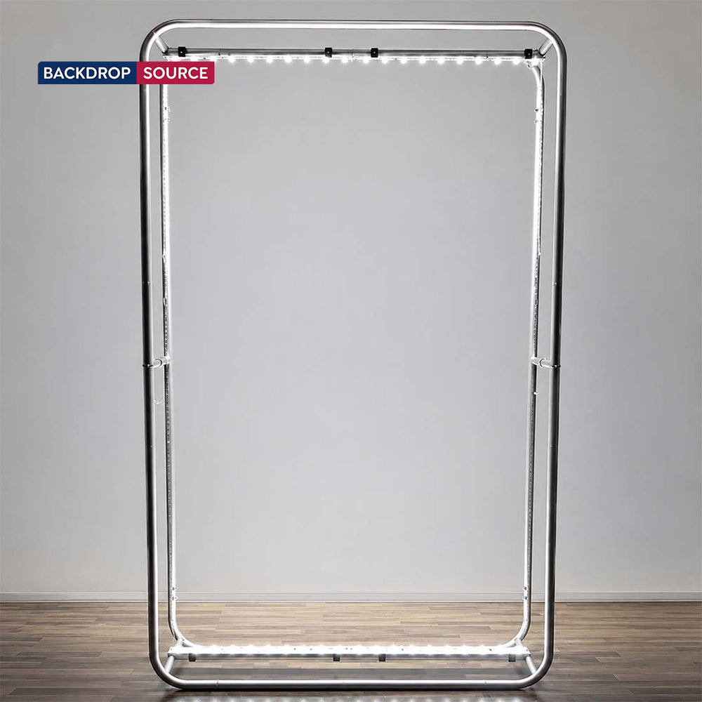 Ensemble de mur multimédia lumineux en forme de L avec comptoirs pour cabines de 3 m x 3 m. 