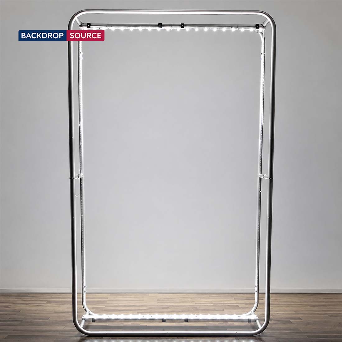 Ensemble de mur multimédia lumineux en forme de L avec comptoirs pour cabines de 3 m x 3 m. 